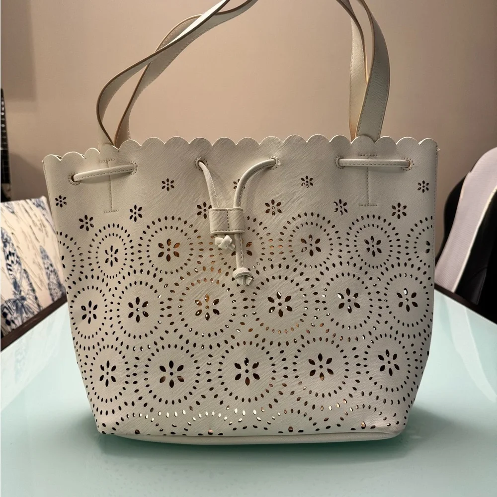 Boho Chic Perforated Summer Tote Bag - White/light Cream external, Gold internal - Picture 2 of 3